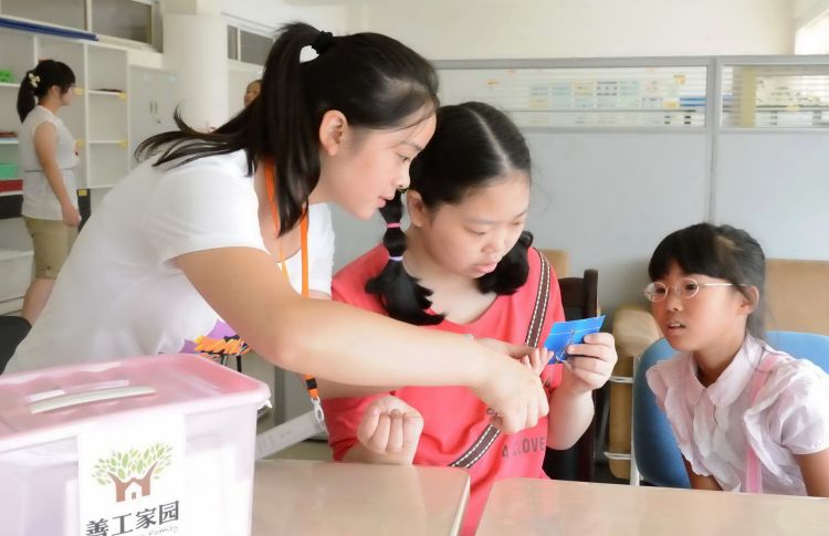 成都善工家园大学生志愿者张国先耐心地在交学生上手工课中物院袁义芳摄DSC_0636_2321_jpg