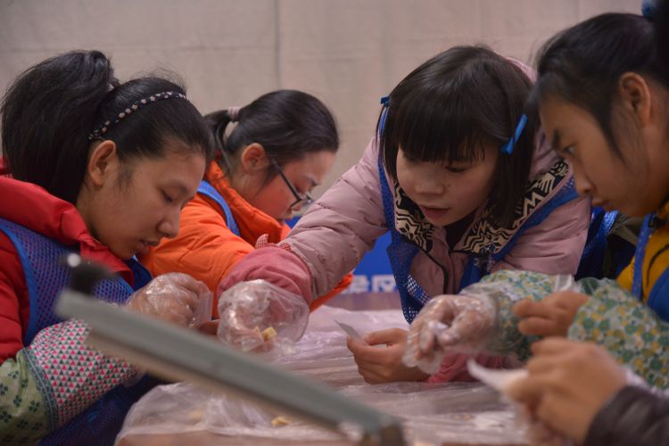 轻度智力障碍残疾人在进行月饼制作和包装_JPG